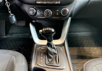 Подержанный автомобиль Kia Ceed Hatchback 2015 года (11 фото)