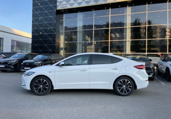 Подержанный автомобиль Hyundai Elantra Sedan 2017 года (8 фото)