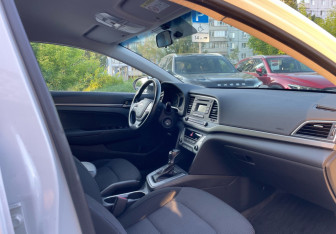 Подержанный автомобиль Hyundai Elantra Sedan 2017 года (10 фото)