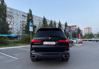 Подержанный автомобиль BMW X7 2021 года (6 фото)