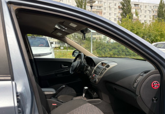 Подержанный автомобиль Kia Ceed Hatchback 2008 года (10 фото)