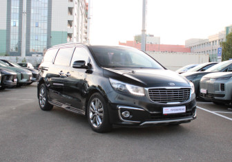 Подержанный автомобиль Kia Carnival 2017 года (3 фото)