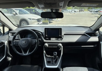 Подержанный автомобиль Toyota RAV4 2021 года (11 фото)