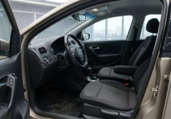 Подержанный автомобиль Volkswagen Polo Sedan 2017 года (7 фото)