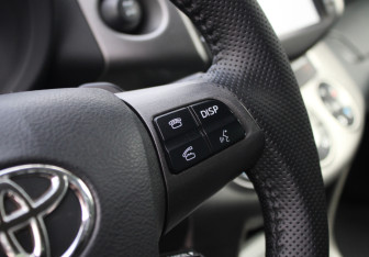 Подержанный автомобиль Toyota RAV4 2011 года (16 фото)