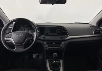 Подержанный автомобиль Hyundai Elantra Sedan 2017 года (12 фото)