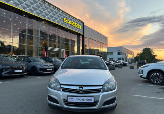 Подержанный автомобиль Opel Astra Hatchback 2010 года (2 фото)