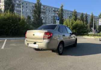 Подержанный автомобиль LADA (ВАЗ) Granta Sedan 2012 года (5 фото)