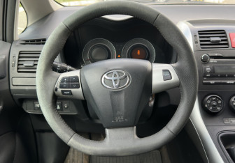 Подержанный автомобиль Toyota Auris Hatchback 2010 года (14 фото)