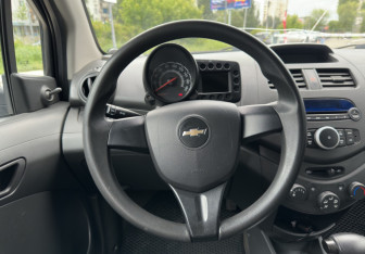 Подержанный автомобиль Chevrolet Spark 2012 года (14 фото)