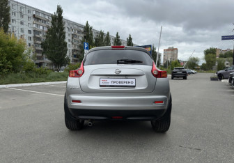 Подержанный автомобиль Nissan Juke 2012 года (6 фото)