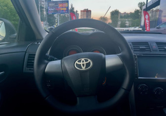 Подержанный автомобиль Toyota Corolla Sedan 2012 года (14 фото)