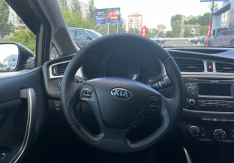 Подержанный автомобиль Kia Ceed Hatchback 2013 года (14 фото)