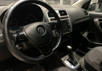 Подержанный автомобиль Volkswagen Polo Sedan 2017 года (10 фото)