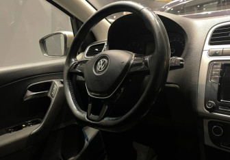 Подержанный автомобиль Volkswagen Polo Sedan 2017 года (11 фото)