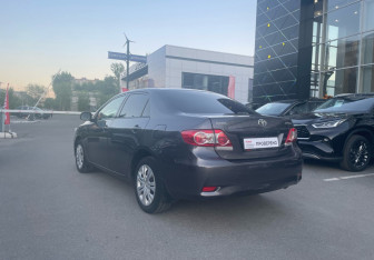Подержанный автомобиль Toyota Corolla Sedan 2012 года (7 фото)