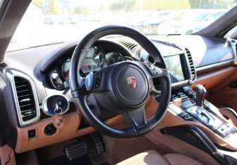 Подержанный автомобиль Porsche Cayenne 2013 года (7 фото)