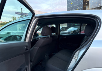 Подержанный автомобиль Opel Astra Hatchback 2010 года (12 фото)