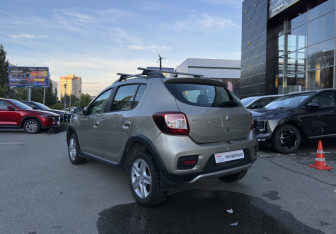Подержанный автомобиль Renault Sandero 2017 года (7 фото)