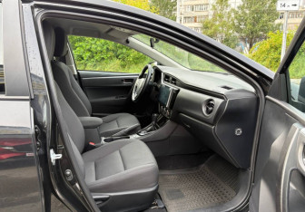 Подержанный автомобиль Toyota Corolla Sedan 2018 года (10 фото)