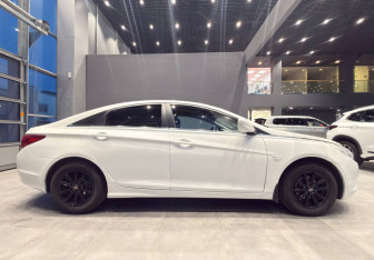 Подержанный автомобиль Hyundai Sonata 2012 года (11 фото)