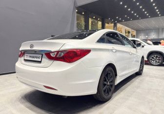 Подержанный автомобиль Hyundai Sonata 2012 года (9 фото)