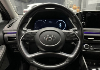Подержанный автомобиль Hyundai Sonata 2021 года (11 фото)