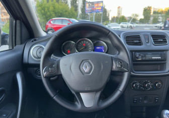 Подержанный автомобиль Renault Sandero 2017 года (14 фото)