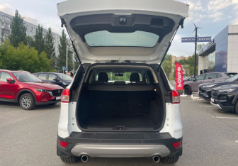 Подержанный автомобиль Ford Kuga 2014 года (17 фото)