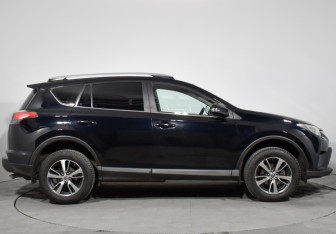 Подержанный автомобиль Toyota RAV4 2017 года (4 фото)