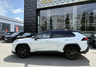 Подержанный автомобиль Toyota RAV4 2021 года (8 фото)