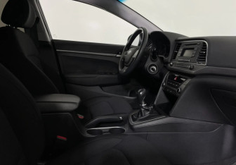 Подержанный автомобиль Hyundai Elantra Sedan 2017 года (10 фото)
