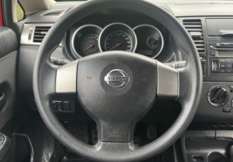 Подержанный автомобиль Nissan Tiida Hatchback 2012 года (14 фото)