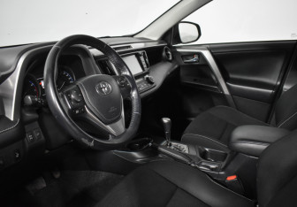 Подержанный автомобиль Toyota RAV4 2017 года (10 фото)