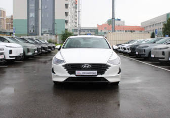 Подержанный автомобиль Hyundai Sonata 2021 года (2 фото)