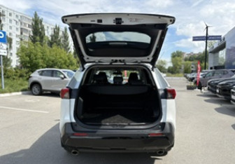 Подержанный автомобиль Toyota RAV4 2021 года (17 фото)