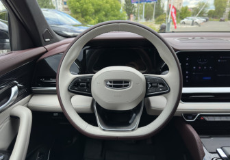 Подержанный автомобиль Geely Monjaro 2023 года (14 фото)