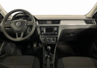Подержанный автомобиль Skoda Rapid Liftback 2016 года (10 фото)