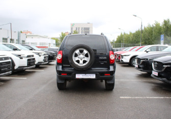 Подержанный автомобиль Chevrolet Niva 2010 года (6 фото)