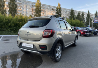Подержанный автомобиль Renault Sandero 2017 года (5 фото)