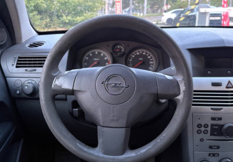 Подержанный автомобиль Opel Astra Hatchback 2010 года (14 фото)