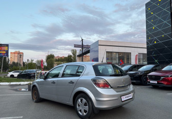 Подержанный автомобиль Opel Astra Hatchback 2010 года (7 фото)