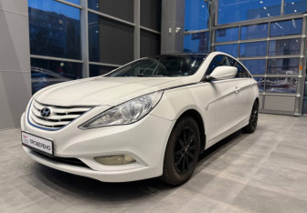 Подержанный автомобиль Hyundai Sonata 2012 года (13 фото)