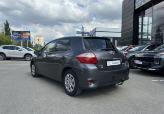 Подержанный автомобиль Toyota Auris Hatchback 2010 года (7 фото)