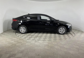 Подержанный автомобиль Hyundai Elantra Sedan 2017 года (6 фото)