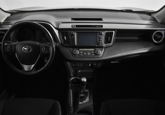 Подержанный автомобиль Toyota RAV4 2017 года (13 фото)