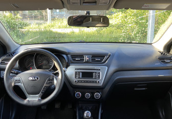Подержанный автомобиль Kia Rio Sedan 2017 года (11 фото)