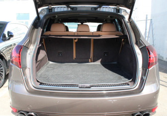 Подержанный автомобиль Porsche Cayenne 2013 года (23 фото)