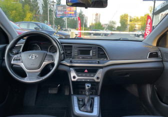 Подержанный автомобиль Hyundai Elantra Sedan 2017 года (11 фото)