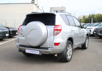 Подержанный автомобиль Toyota RAV4 2011 года (4 фото)